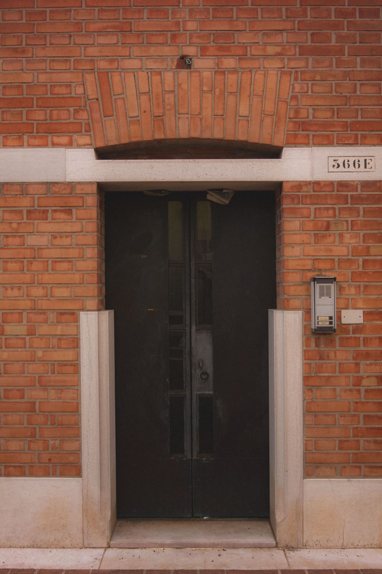 Puerta de acceso de un edificio de departamentos con citófono